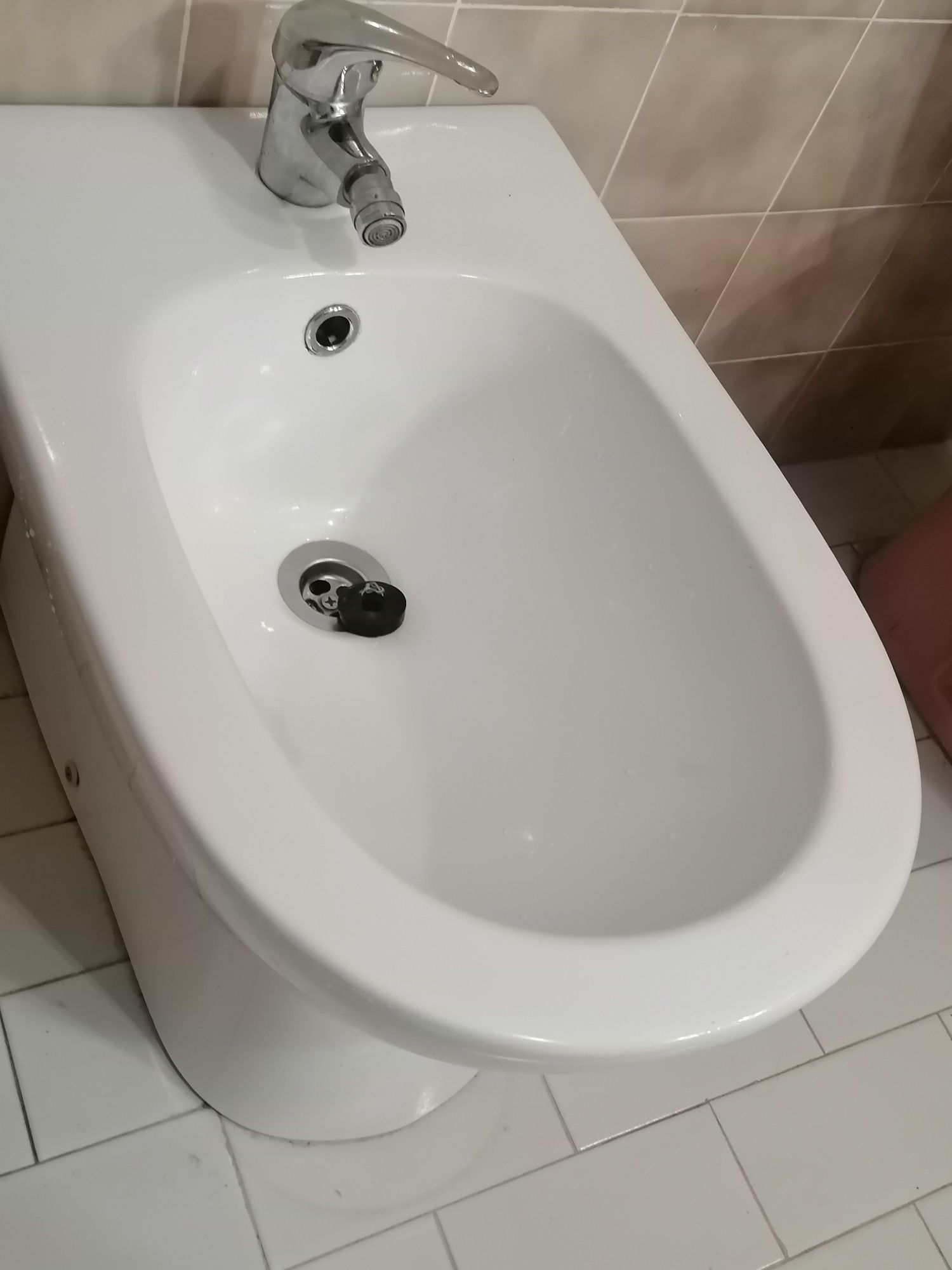 Bidé com misturadora