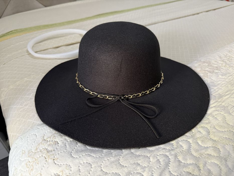 Chapeu com corrente e laço