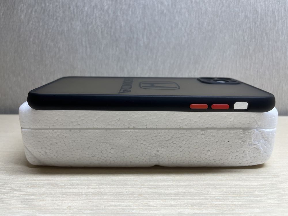 Продам чехлы и защитное стекло на iPhone 11 Pro Max