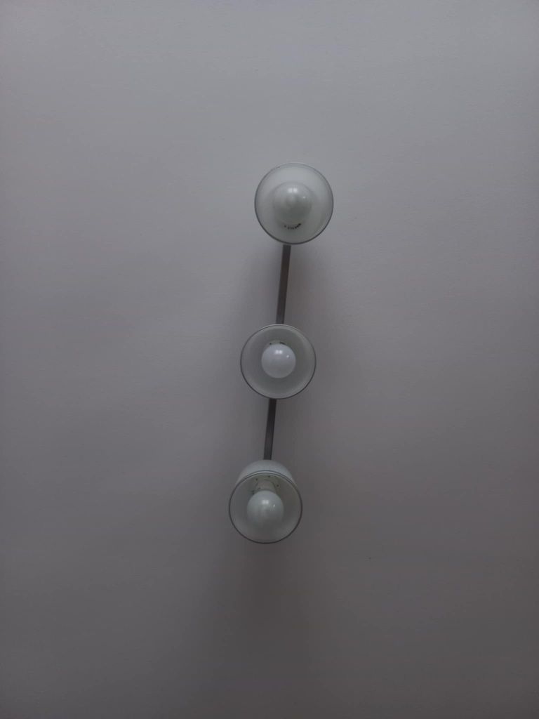 Biało srebrna lampa
