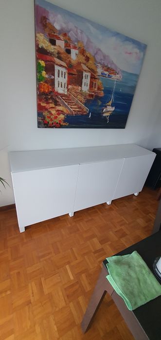 Aparador em bom estado de conservação