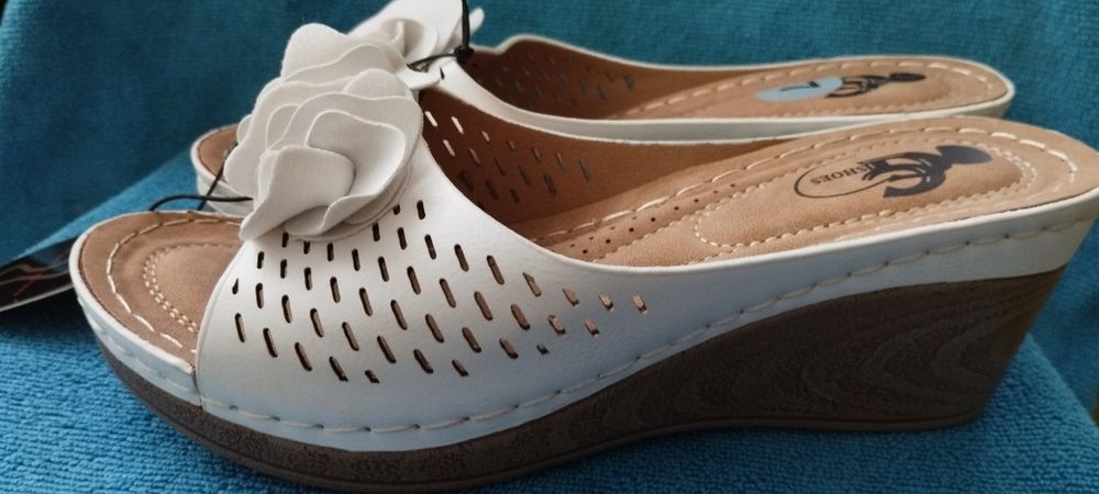 Klapki letnie nowe białe z USA rozmiar 37 wkładka 24 cm