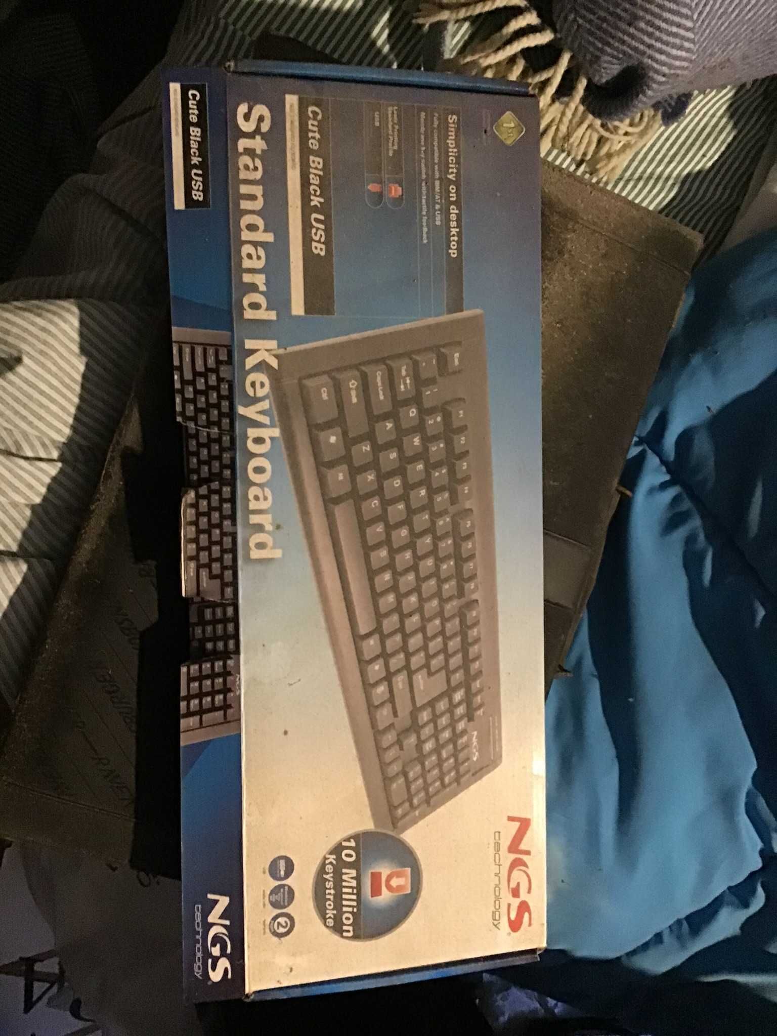 teclado em caixa semi novo