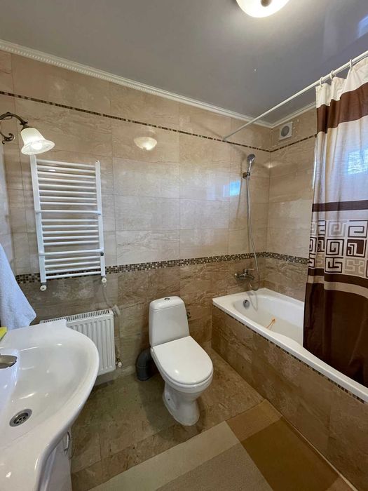 Продається будинок з ділянкою,банею. Зручна локація.