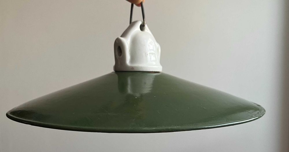 Candeeiro vintage em metal esmaltado verde – peça única
