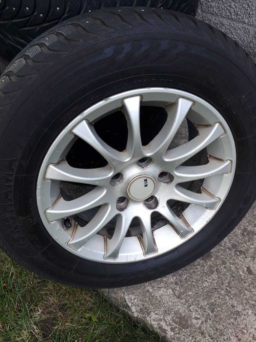 Диски - легкосплавні з резиною R 15. 6 1/2 J×15H2, 5 болтів.