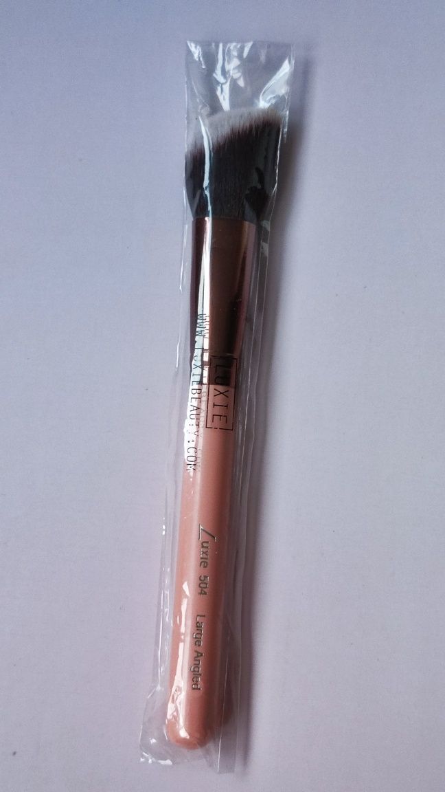 Pędzel do makijażu Luxie 504 Large Angled Brush