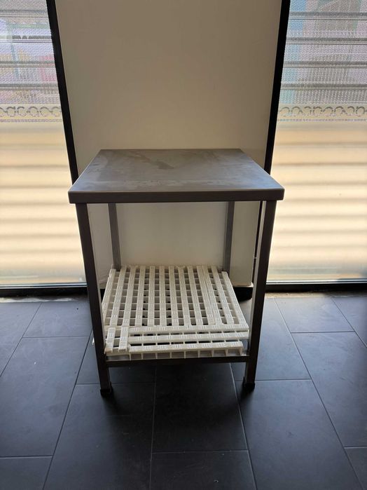 Mesa Industrial em Inox com Prateleira Inferior - 65x65x85 cm