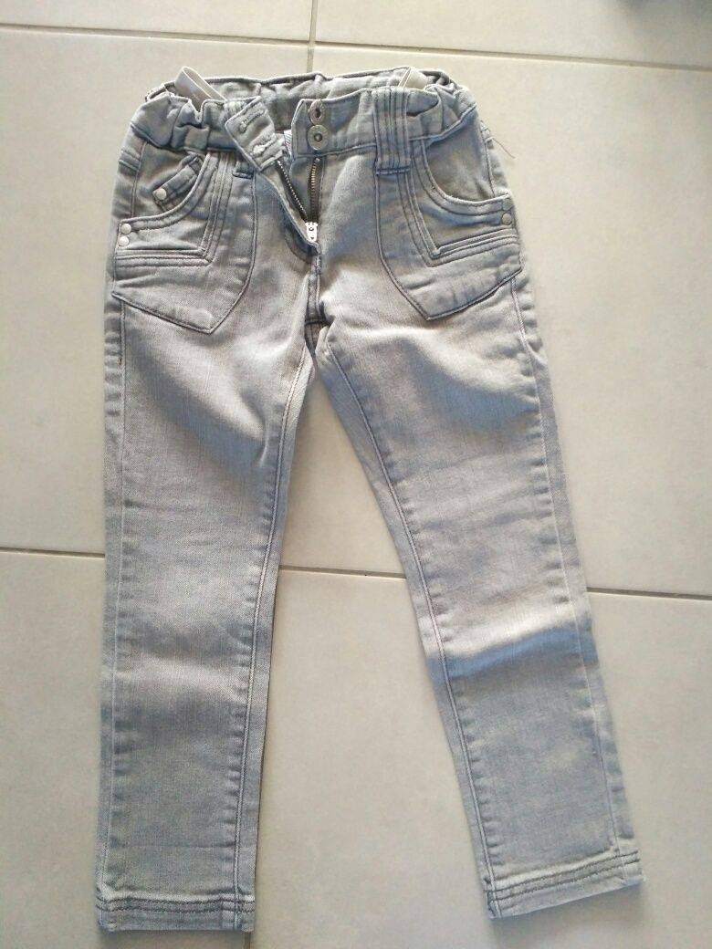 Jeansy szare r 116 . Nogawka wew 45 cm. Regulacja w pasie.