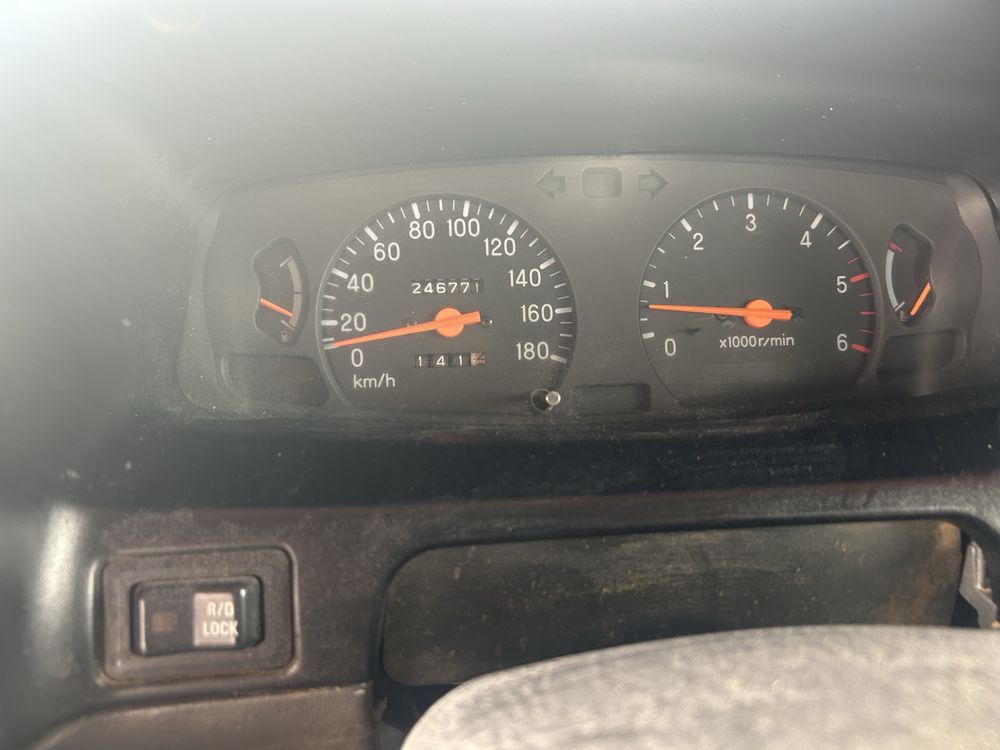 Mitsubishi l200 4x4  4 lugares