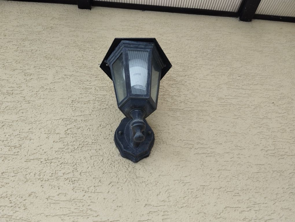 Lampa kinkiet na zewnątrz budynku