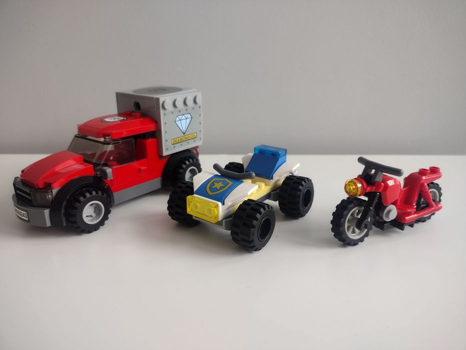 LEGO City 60243 - Police Helicopter Chase