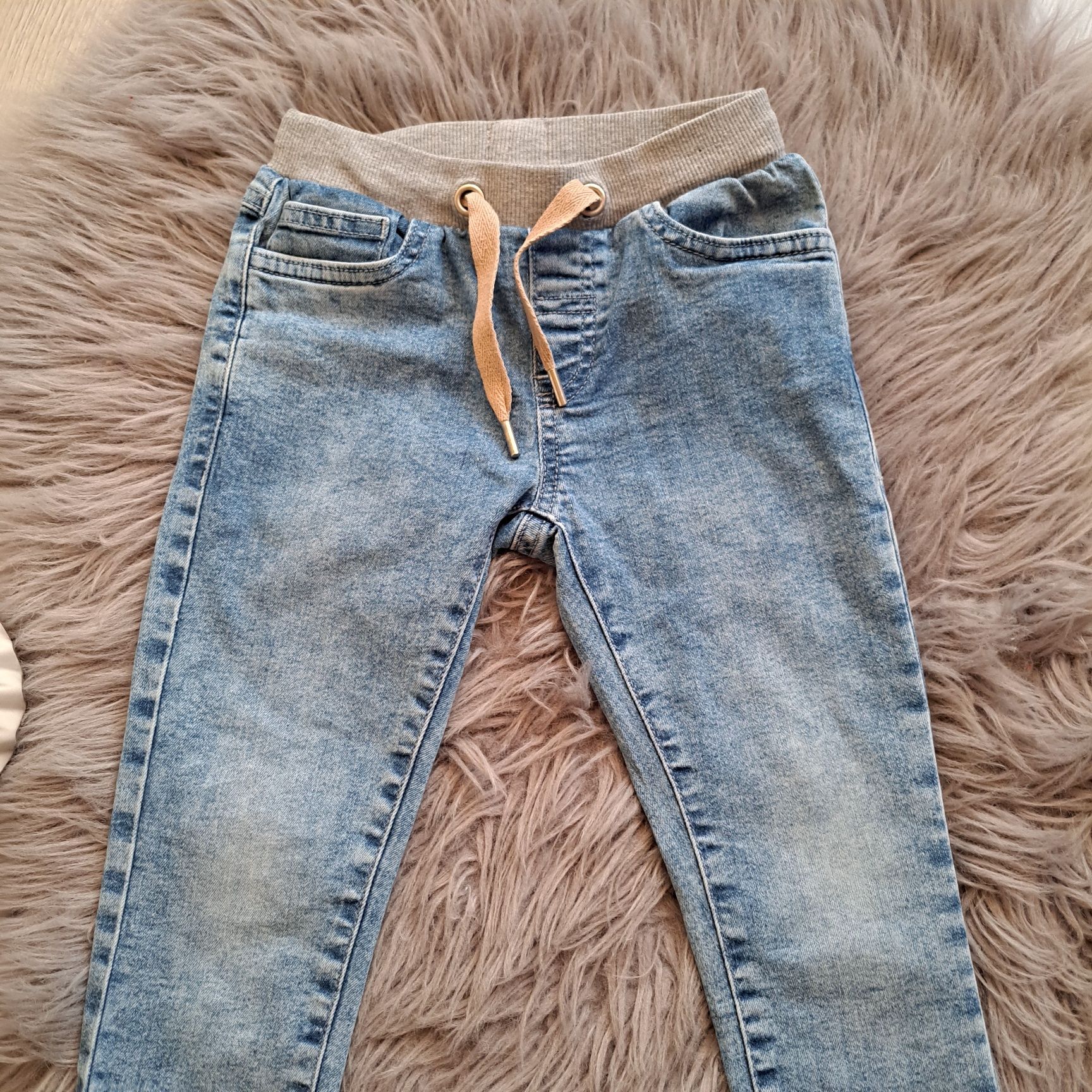 Spodnie jeansy dla chłopca rozmiar 104 firmy 5.10.15.