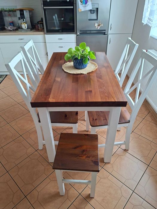 Stół kuchenny  + 4 krzesła i dwa taborety