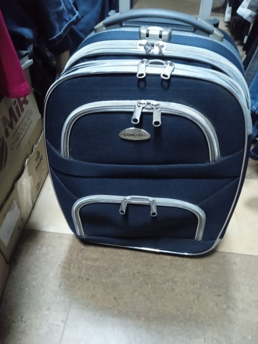 Продам фабричный чемодан на больших колесах с выдвижной ручкой