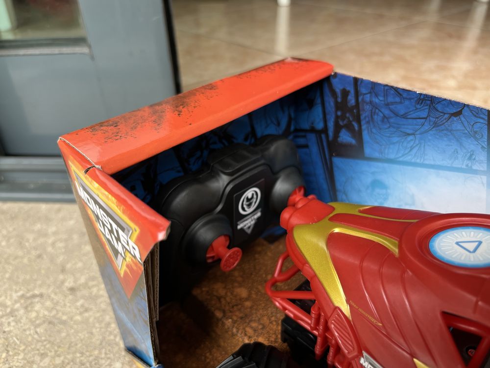 Carro Telecomandado Monster Jam Iron Man Marvel - Novo