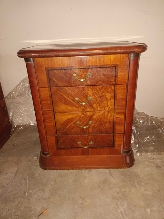 Duas mesas de cabeceira em Cerejeira