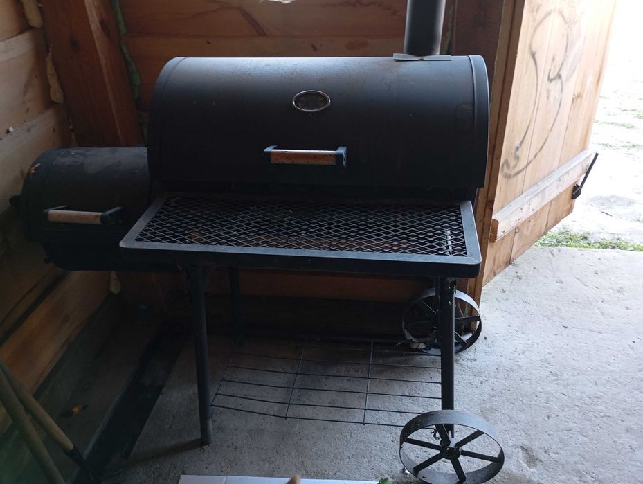 Grill z funkcją wędzenia