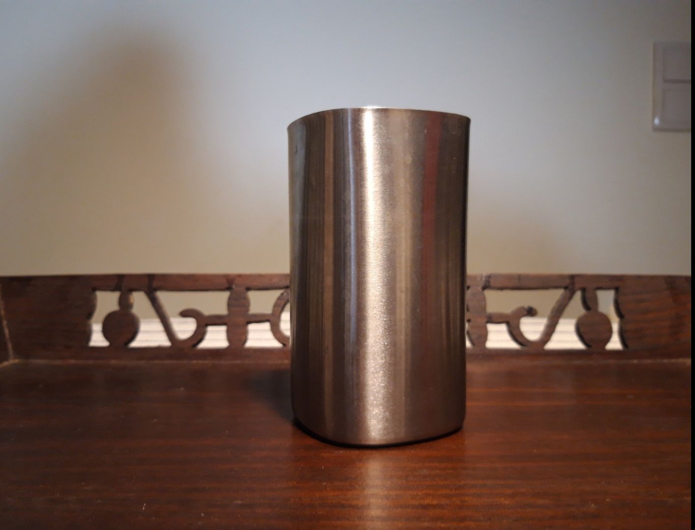 Elegante copo para escova e pasta de dentes, de metal