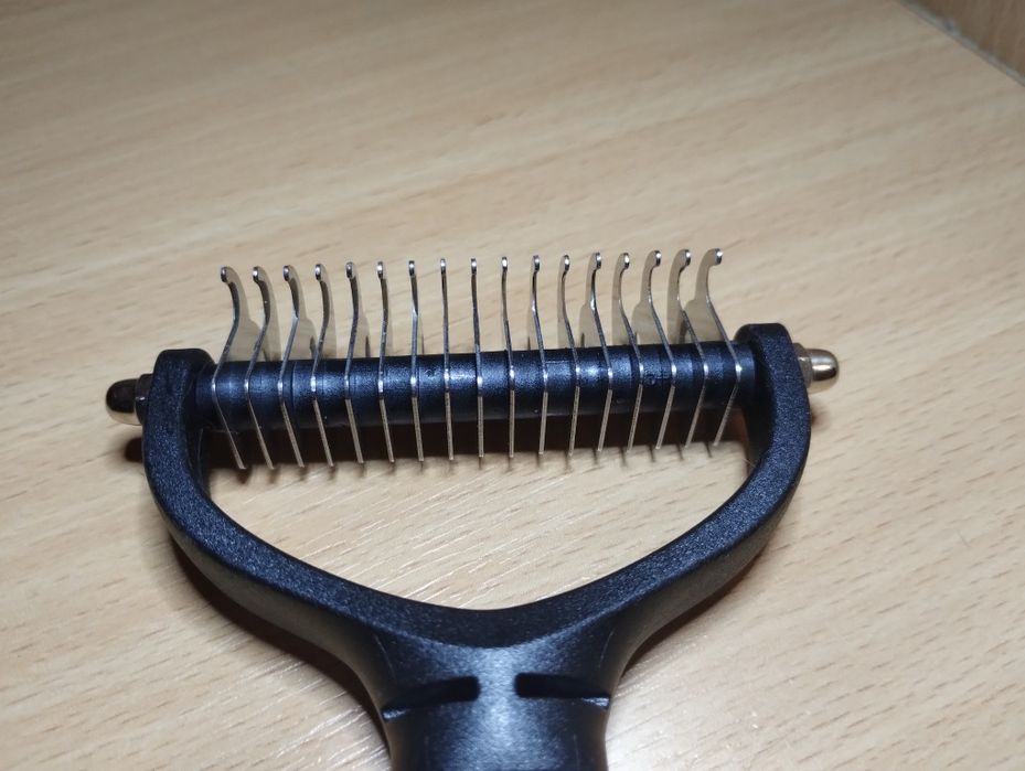 Щітка для вичісування шерсті