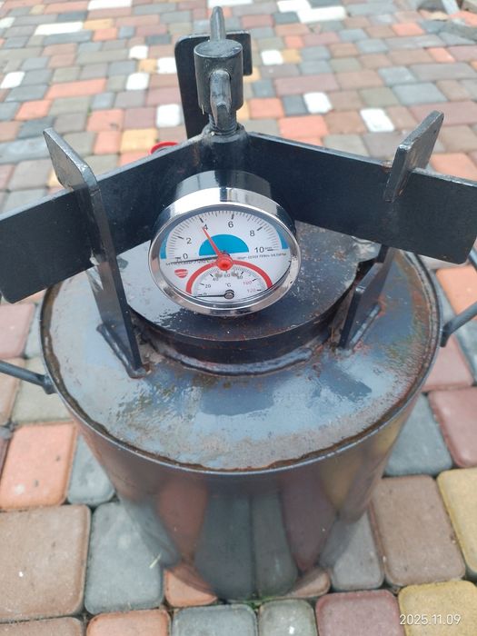 Автоклав на 16 пів літрових банок.