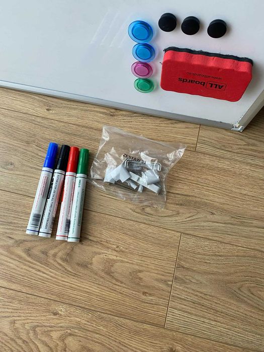 Tablica magnetyczna suchościerna biała z pisakami i magnesami 60x90