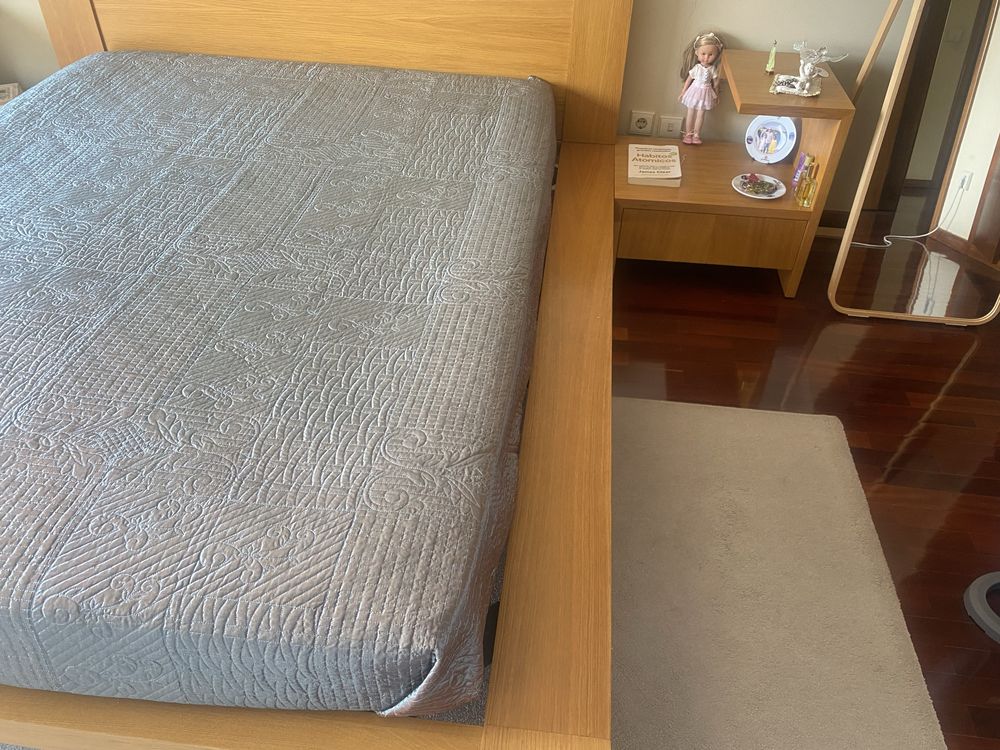 Quarto com cama de casal, colchao e mesinhas de cabeceira
