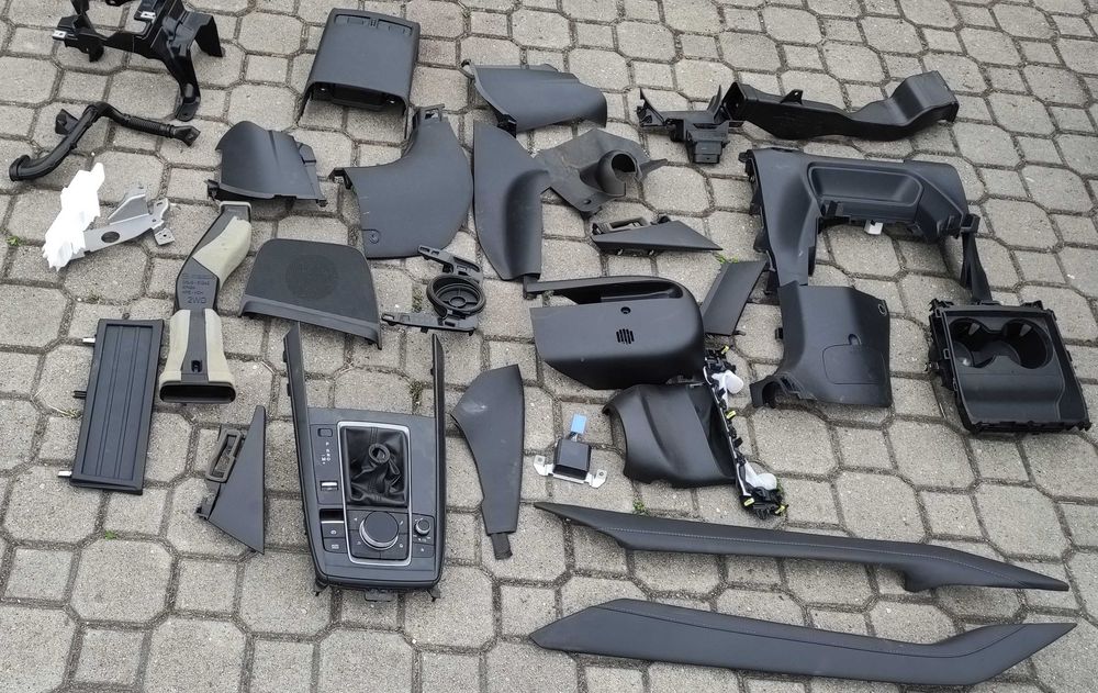 Mazda cx30 plastiki wnętrza