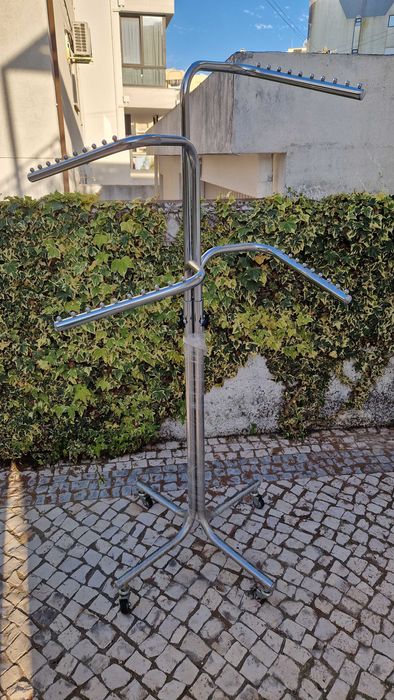 Chariot / Cabide em tubo anodizado para roupa