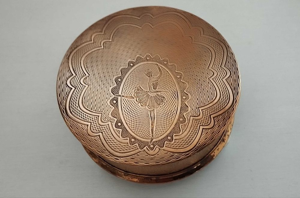 Caixa antiga para pó de arroz com borla