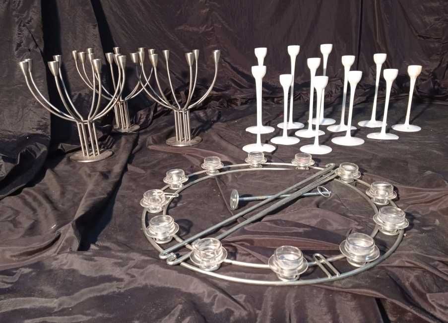 Castiçais brancos, em metal e suporte grande de velas