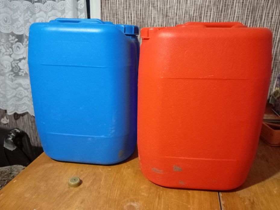 Продам каністру пластикову 20 л