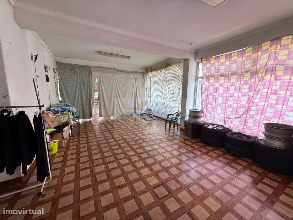 Loja 360º com 300m² - Elias Garcia, Amadora | Grande Visibilidade C...