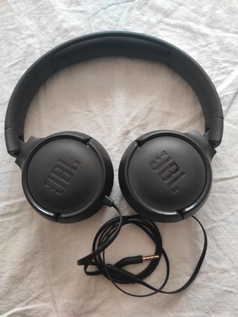 Czarne słuchawki JBL tune 500