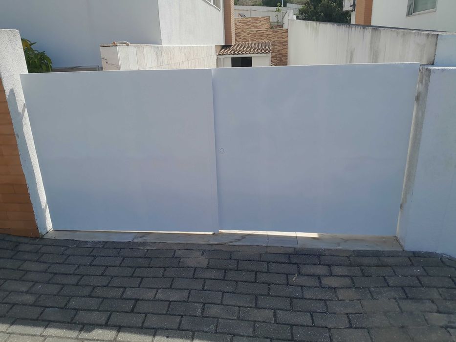 Pintura de azulejos e aplicacao de papel parede, portoes e varandins