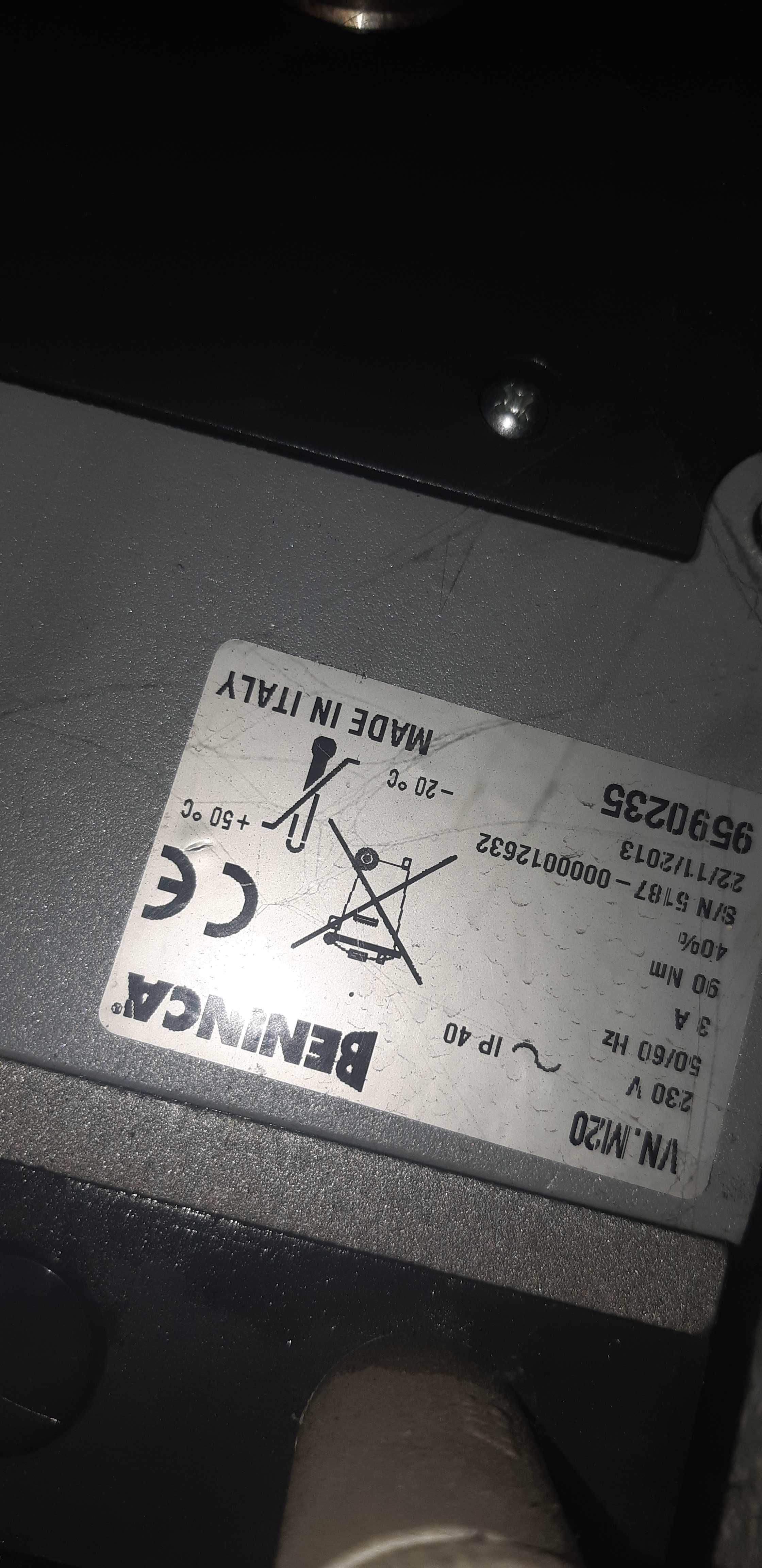 Siłownik do bramy
