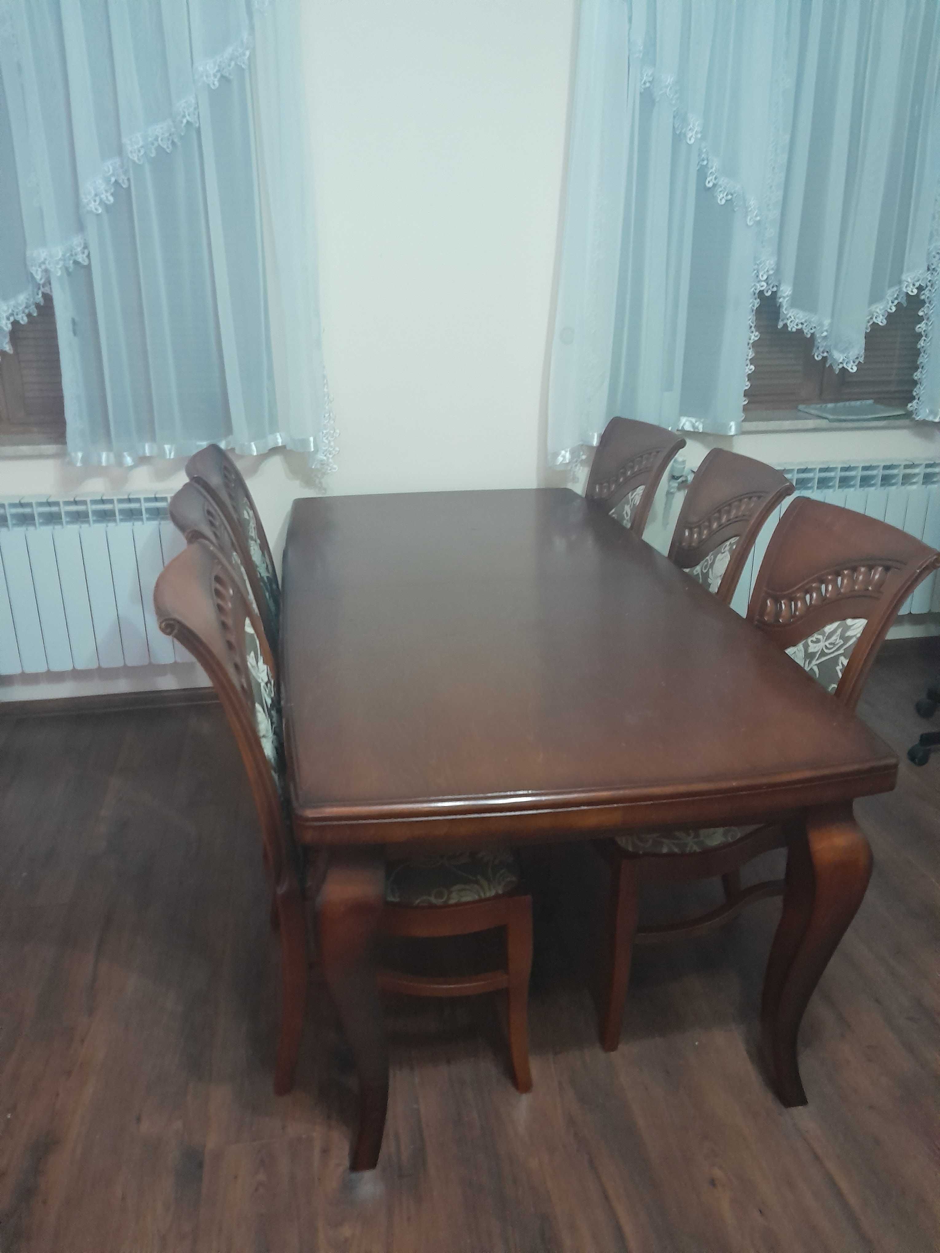 Stół z krzeslami