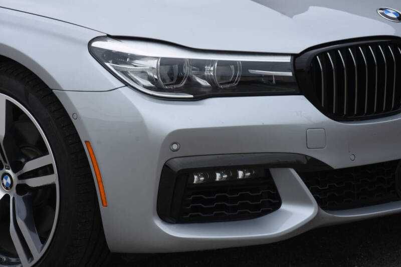 BMW 740i 2019 року