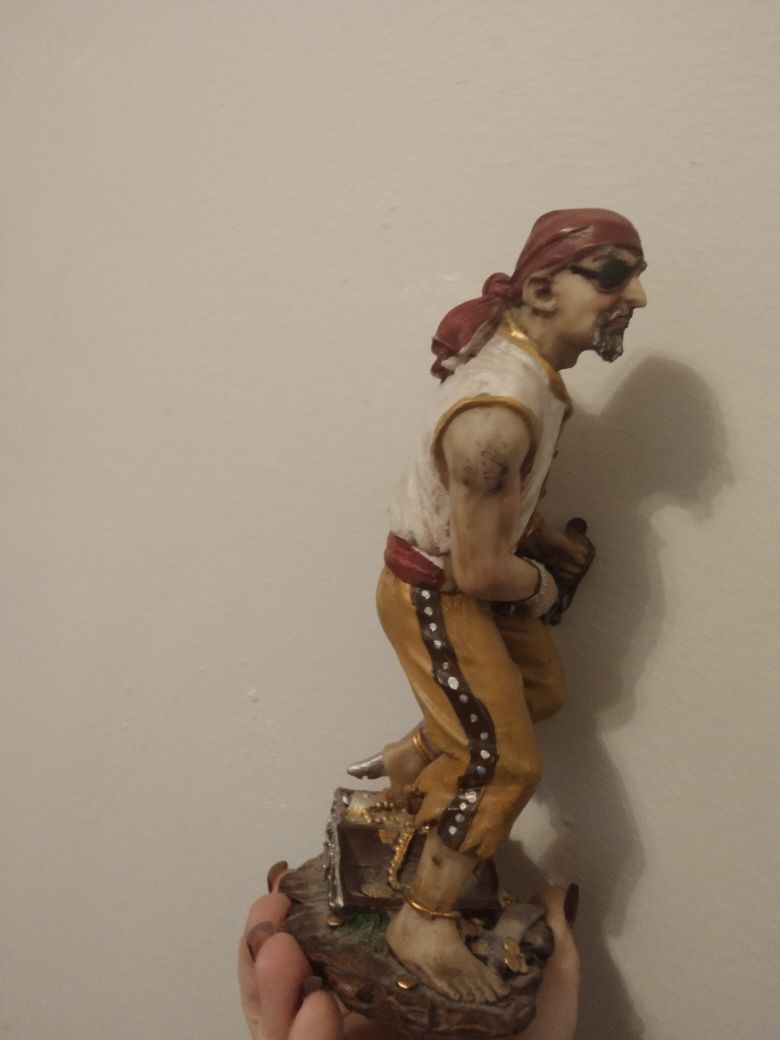 Figurka pirata ..
