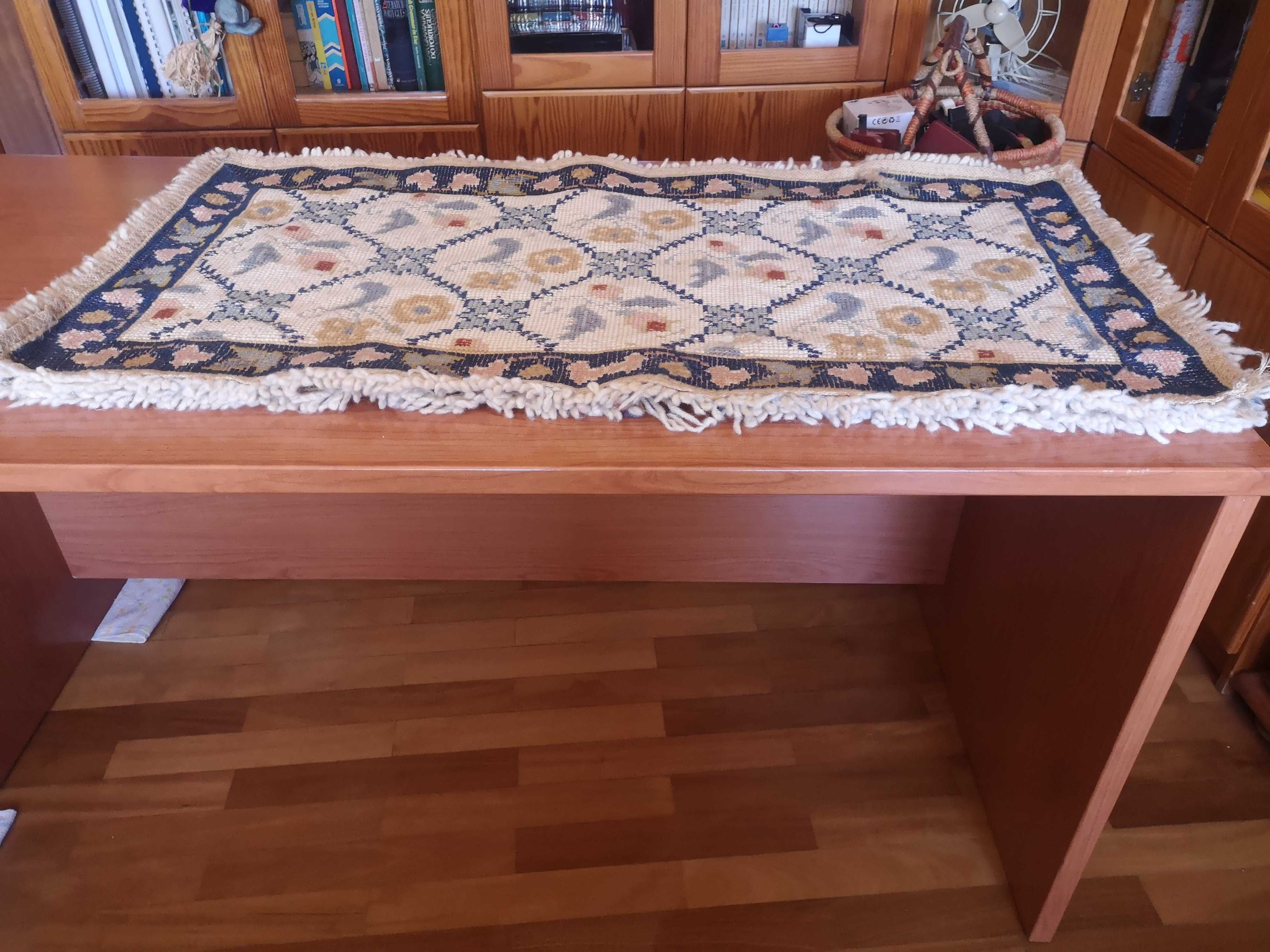 Vendo conjunto de 2 tapetes de arraiolos