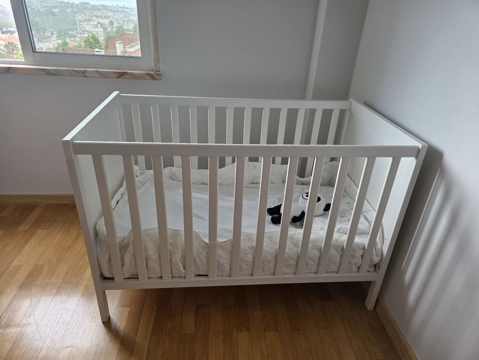 Conjunto dormir bebés: Berço, colchão e protetor, edredão e capa
