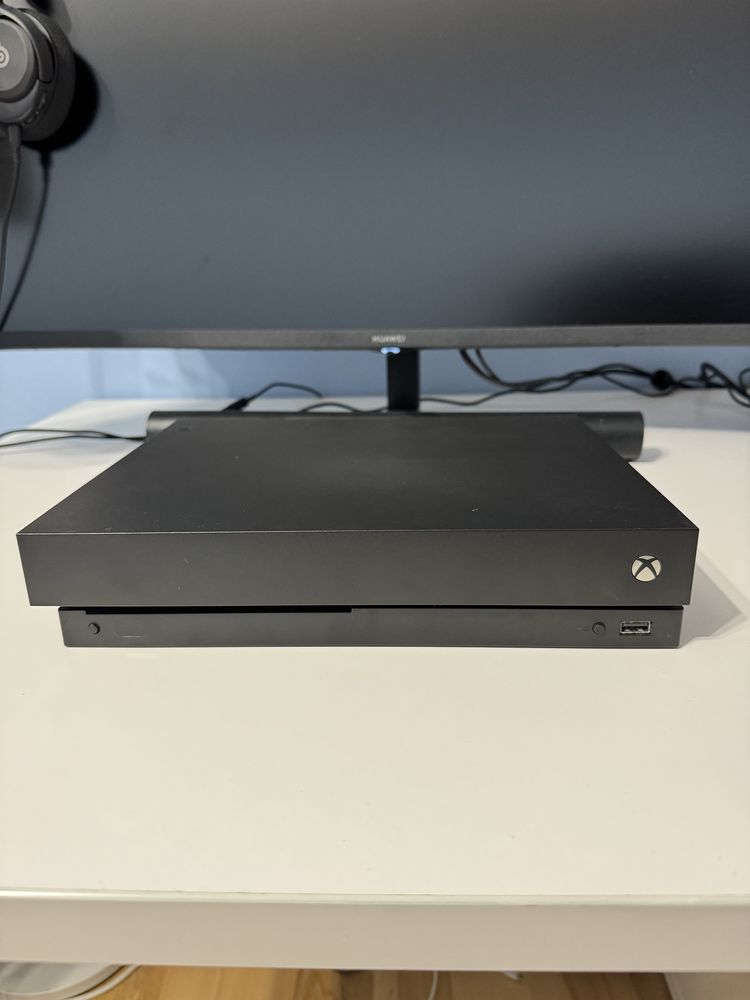 Xbox one x  1Tb 2 pady + gry