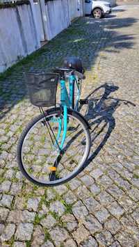 Bicicleta semi nova - com cesto e cadeado com corrente de aço