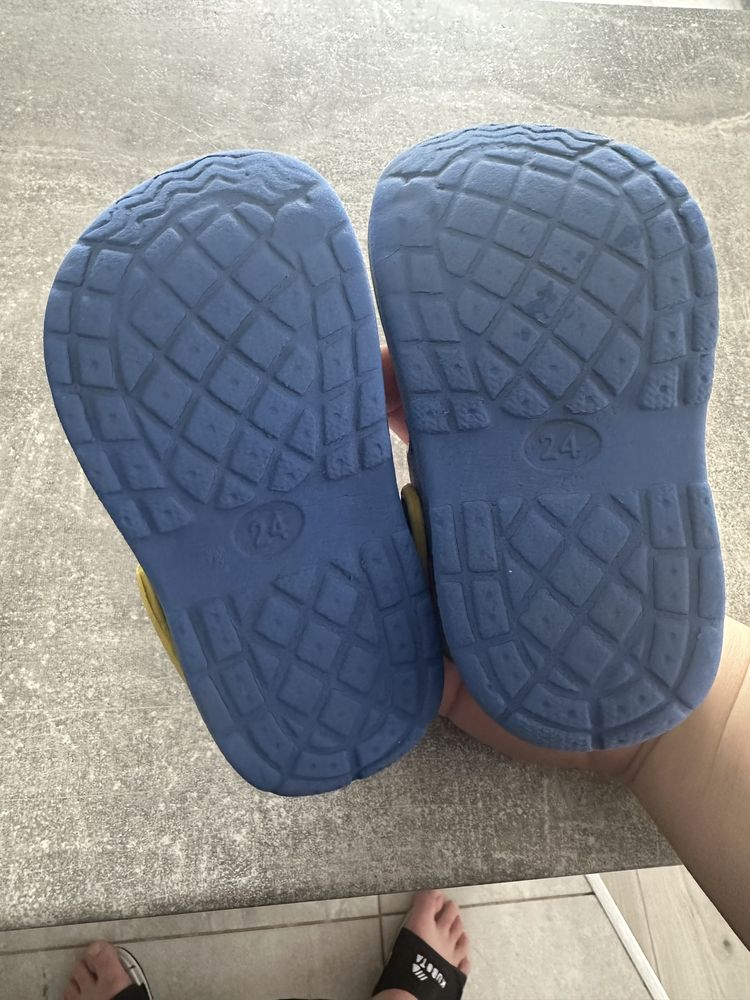 Buty typu crocs minionki rozmiar 24