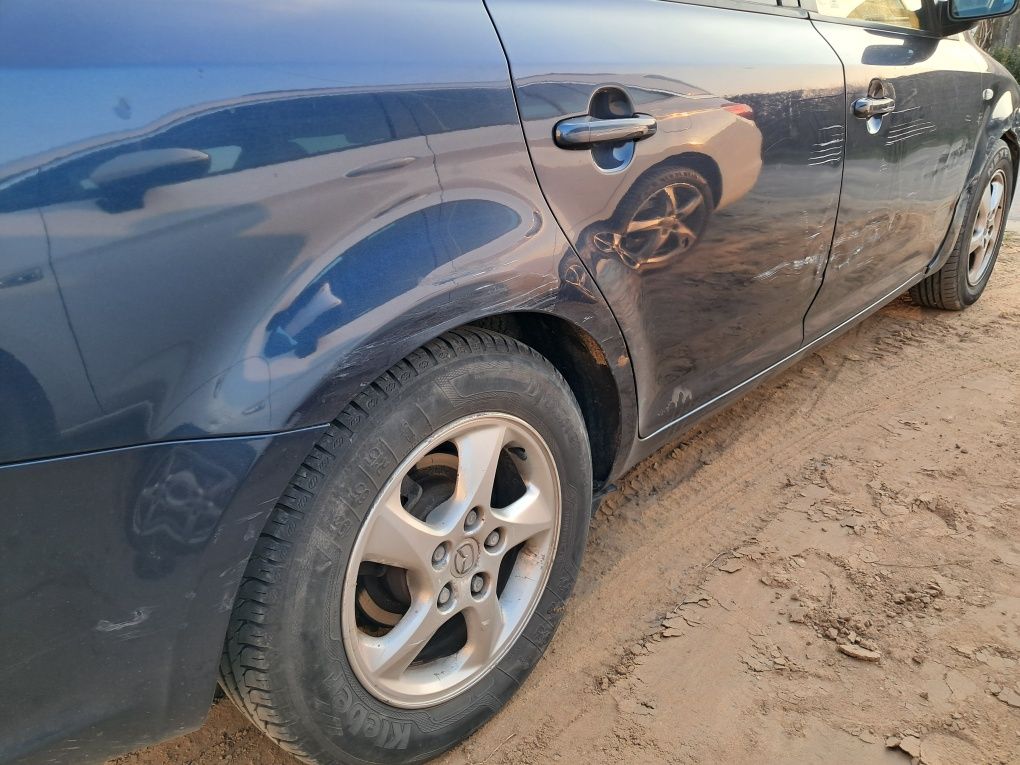 Sprzedam delikatnie uszkodzoną blacharsko Kia Ceed kombi z 2008r.