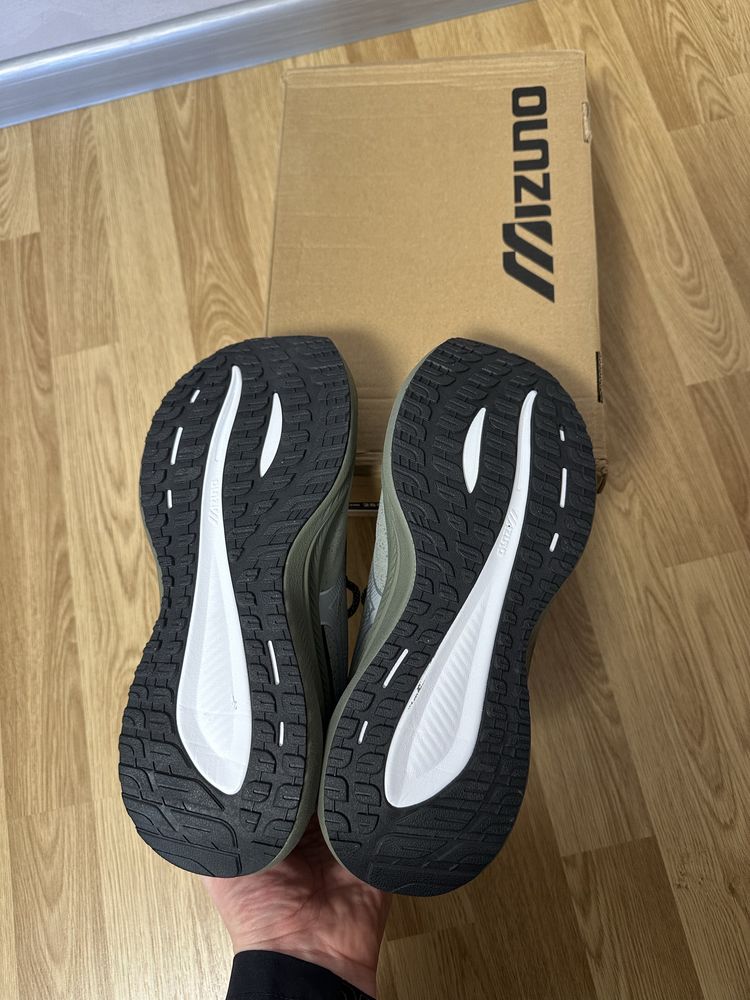 Кросівки Mizuno Astro Plus нові (28,5 см)