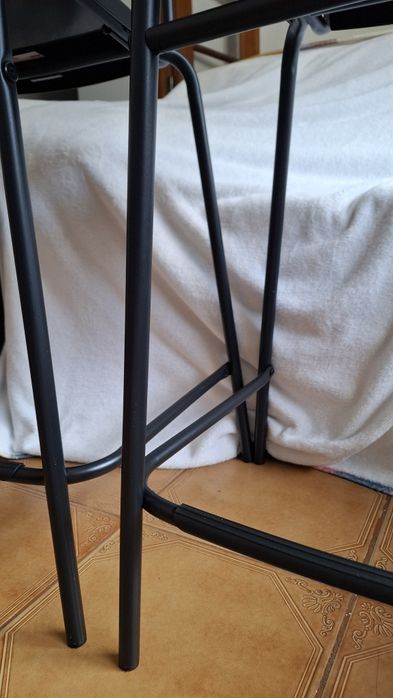 Vendo 2 bancos altos pretos (63cm)