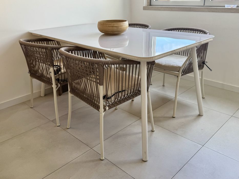 Mesa de jantar retangular SKLUM em vidro e alumínio