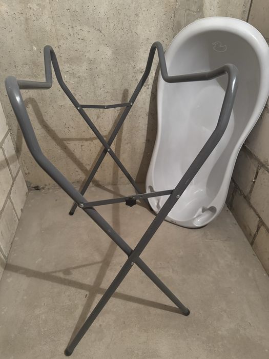 Wanienka ze stelażem do kąpieli niemowlęcia