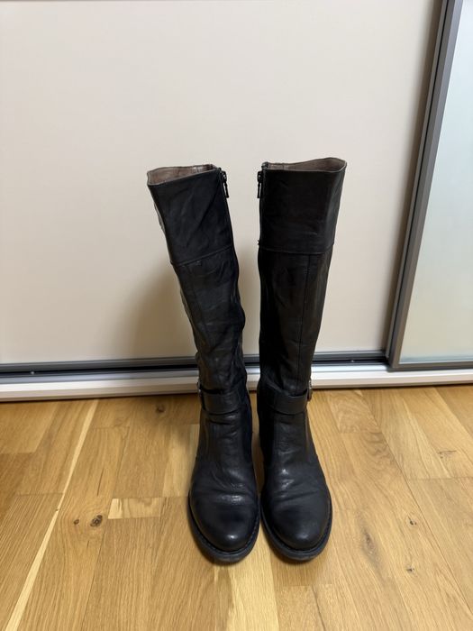 Чоботи . Італія . Чорні шкіряні  на зручному каблуку